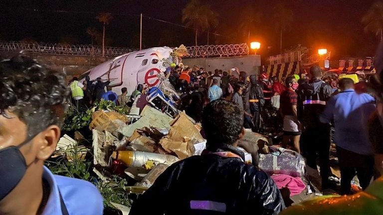 Avión con 190 pasajeros se estrelló en la India