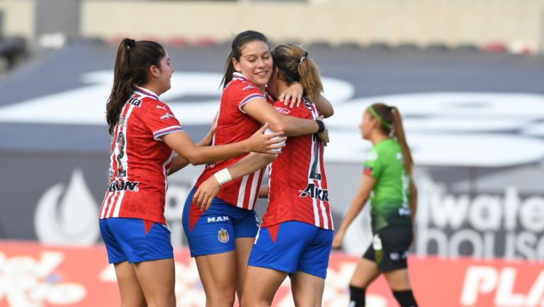 Jugadoras de Chivas Femenil celebran gol vs Juárez