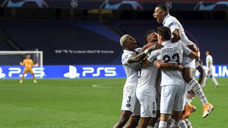 Jugadores del PSG celebran gol ante Atalanta