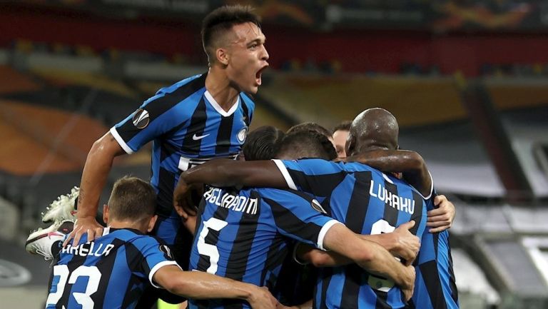Jugadores del Inter celebran gol vs Shaktar