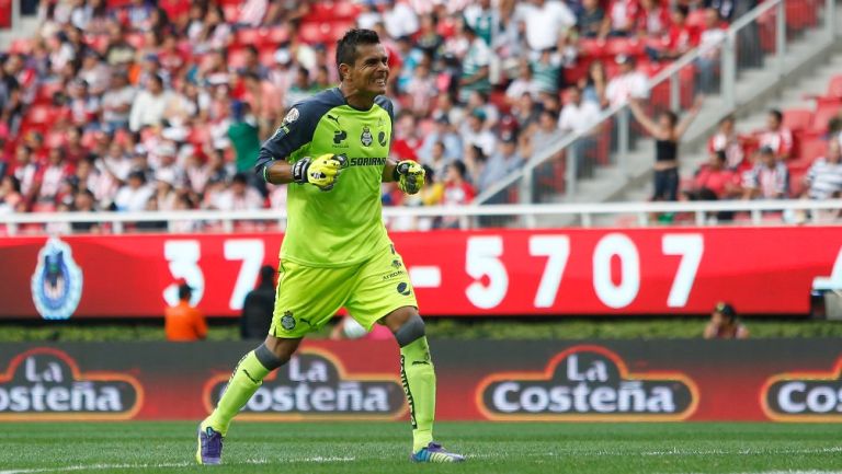 Oswaldo Sánchez celebrando un gol de Santos