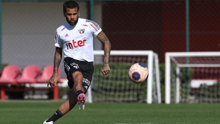 Dani Alves durante un entrenamiento con Sao Paulo 