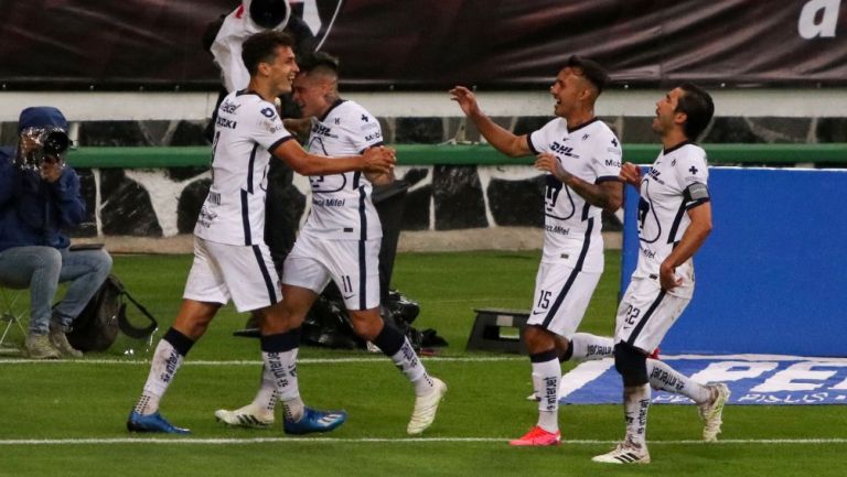 Dinenno y sus compañeros celebran un gol con Pumas