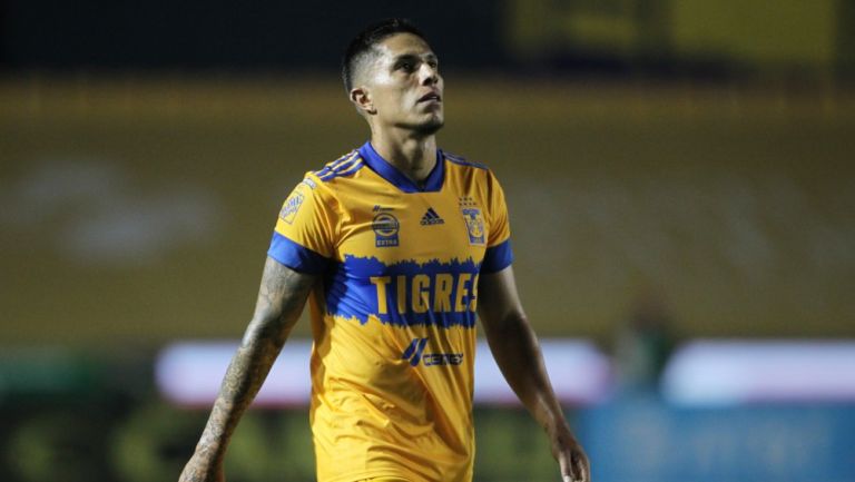 Carlos Salcedo durante un partido con Tigres