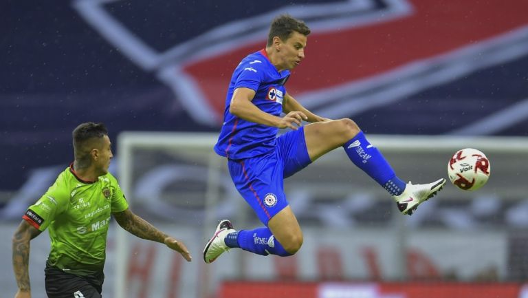 Lichnovsky controla el balón en un juego contra Juárez