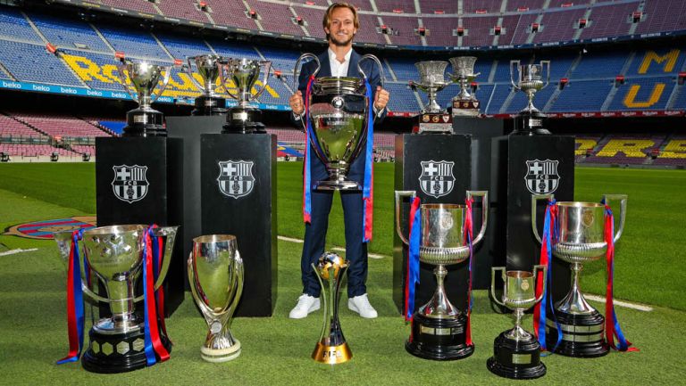 Ivan Rakitic posa con los trofeos que ganó con el Barcelona 