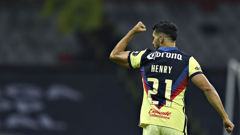 Henry Martín festeja un gol con América