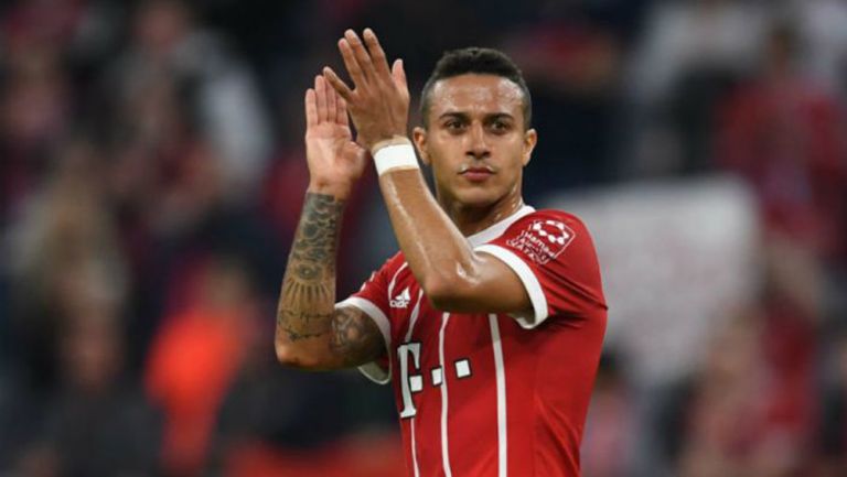 Thiago Alcantara durante un duelo con el Bayern Munich 