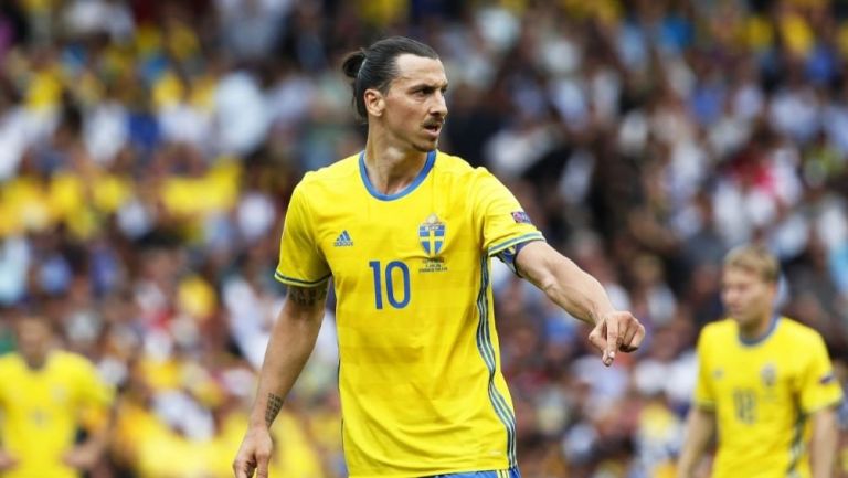 Zlatan Ibrahimovic durante un partido con Suecia