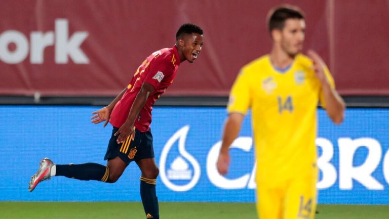 Ansu Fati celebra primer gol con España
