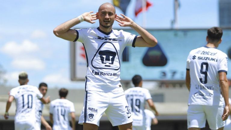 Carlos González celebra un gol con Pumas