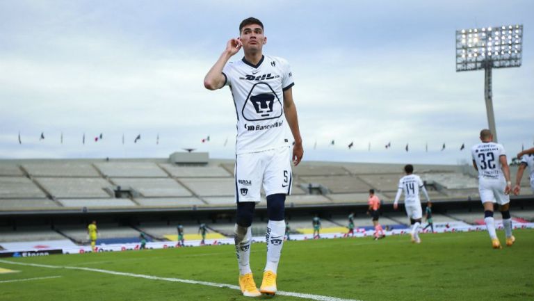 Johan Vázquez celebrando una anotación con Pumas