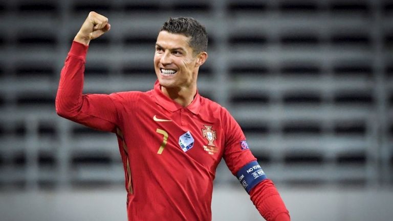 Cristiano Ronaldo celebrando su gol 100 con Portugal