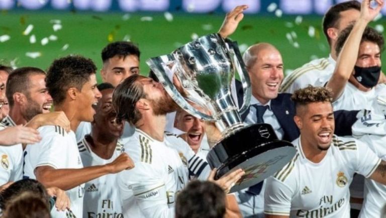 Jugadores del Real Madrid con el trofeo de LaLiga