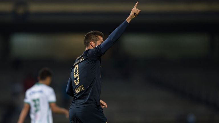 Dante López celebra un gol con los Pumas