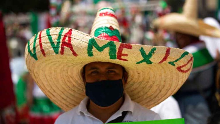 Un vendedor con sombrero mexicano en tiempos de Covid-19