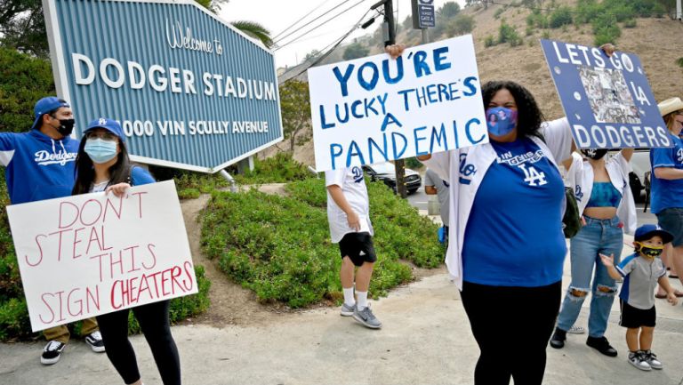 MLB: Aficionados de los Dodgers se manifestaron en contra de los Astros