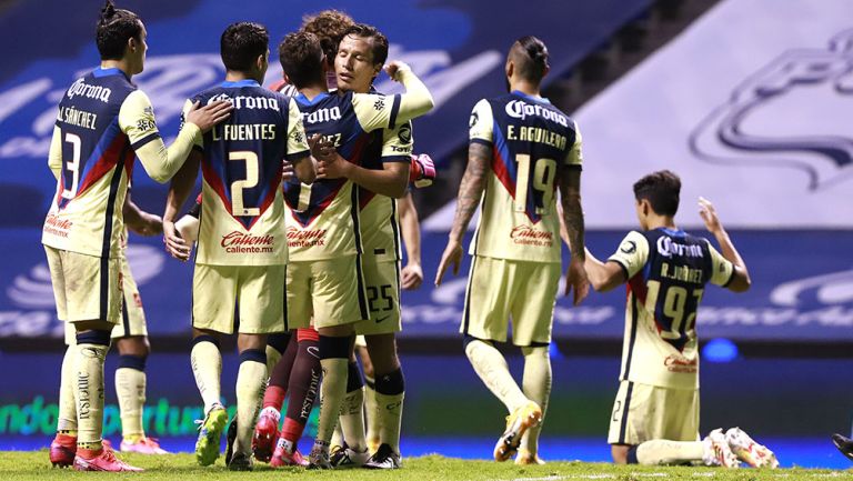 Jugadores de América festejan un gol