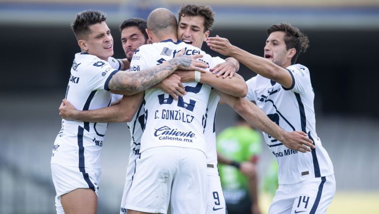 Jugadores de Pumas celebran un gol en CU 