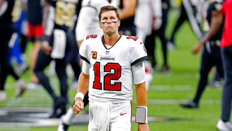 Tom Brady se lamenta tras caer en su debut con Tampa Bay