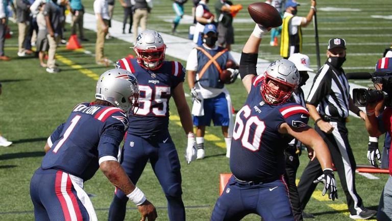 Jugadores de New England festejan una anotación