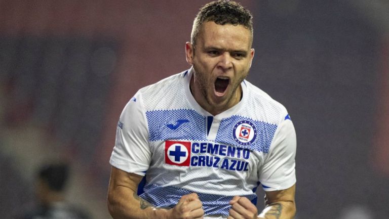 Cabecita Rodríguez en celebración de gol con Cruz Azul