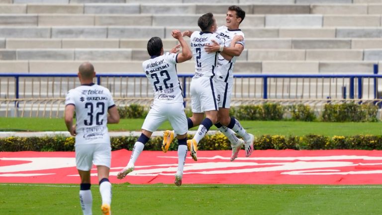 Jugadores de Pumas celebran un gol vs Atlético San Luis