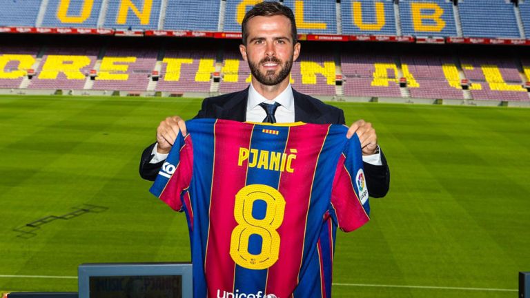 Miralem Pjanic posa con su camiseta del Barcelona 
