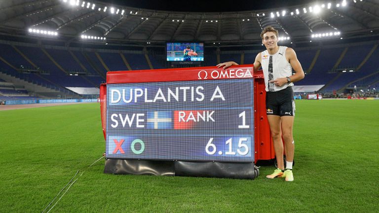 Duplantis posa con orgullo con su nueva marca