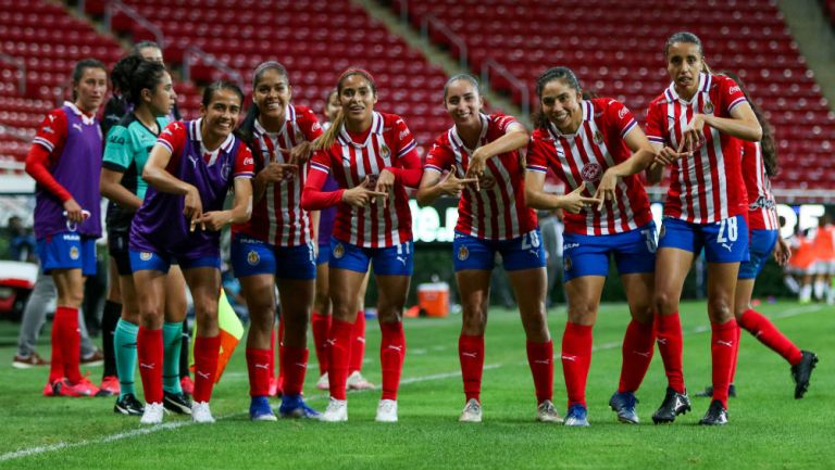 Chivas femenil en festejo de gol