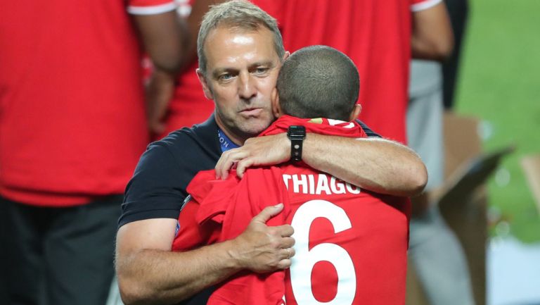 Hansi Flick abraza a Thiago tras conquistar la Champions League 