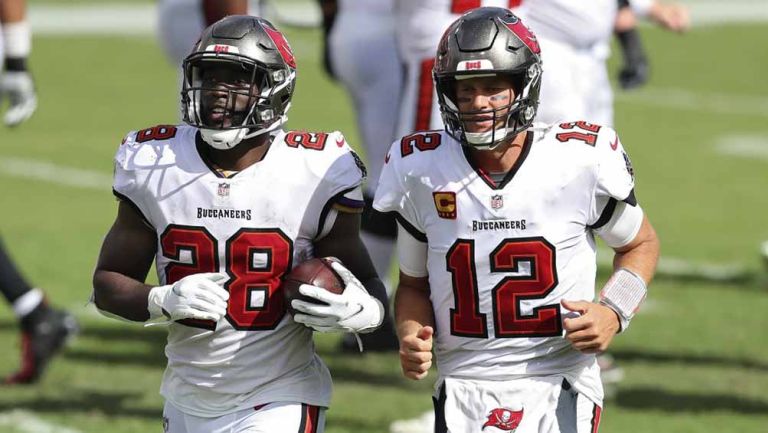 Leonard Fournette y Tom Brady celebran una anotación