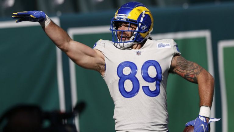 Tyler Higbee en acción ante Filadelfia Eagles