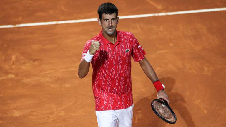 Novak Djokovic festeja una jugada