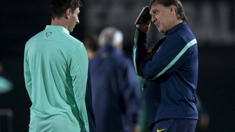 Martino platica con Messi en un entrenamiento del Barça