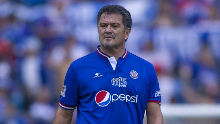 Carlos Hermosillo en partido 