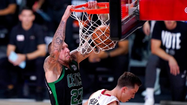 Daniel Theis anota vs Miami Heat en la Final del Este