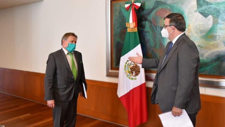 Ebrard junto a Víctor K. Koronelli, embajador de la Federación de Rusia en México