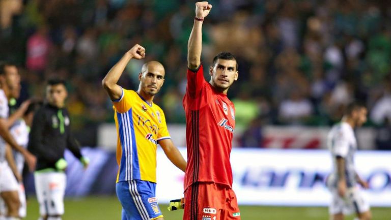 Pizarro y Nahuel en saludo a la afición