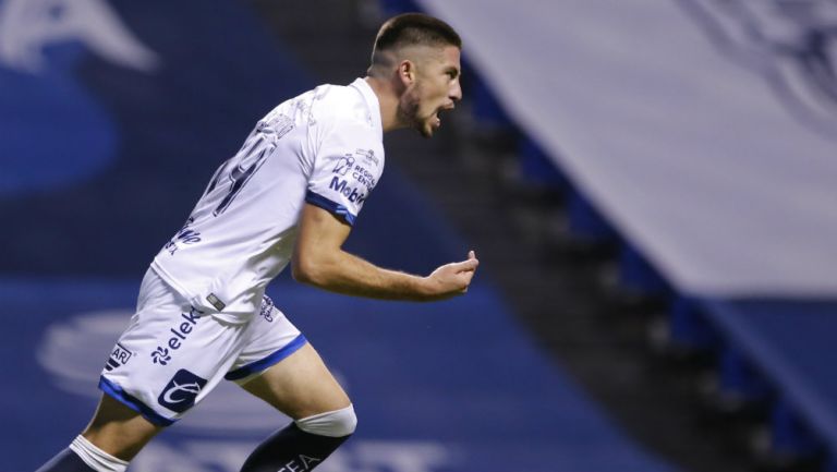 Santiago Ormeño en partido con Puebla