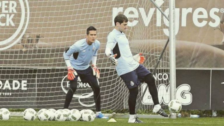 Raúl Gudiño e Iker Casillas en entrenamiento