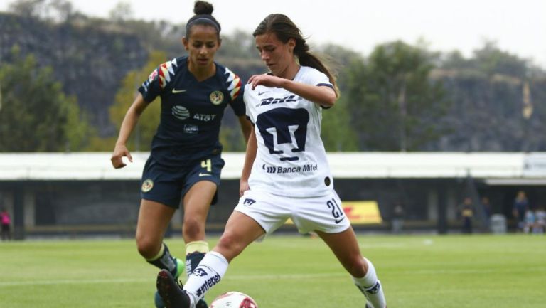 Gabriela Lozada en acción ante Pumas