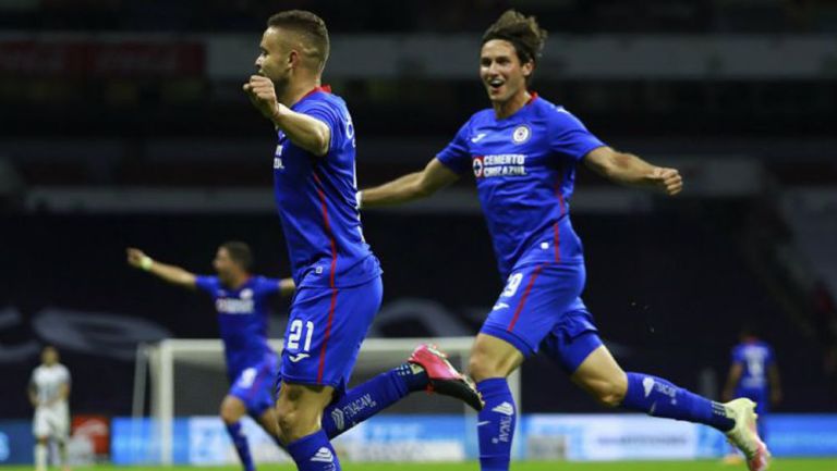 Cruz Azul en festejo de gol 