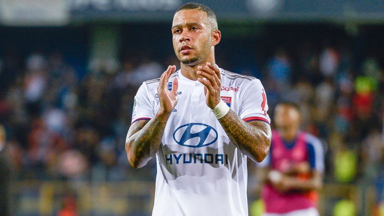 Memphis Depay durante un duelo con el Olympique de Lyon