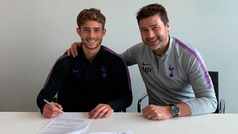Maurizio posa con su padre tras firmar con Tottenham