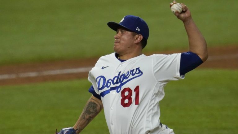 Víctor González en acción con Dodgers