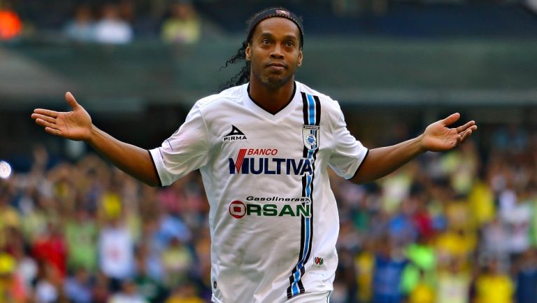 Ronaldinho en un partido con los Gallos Blancos