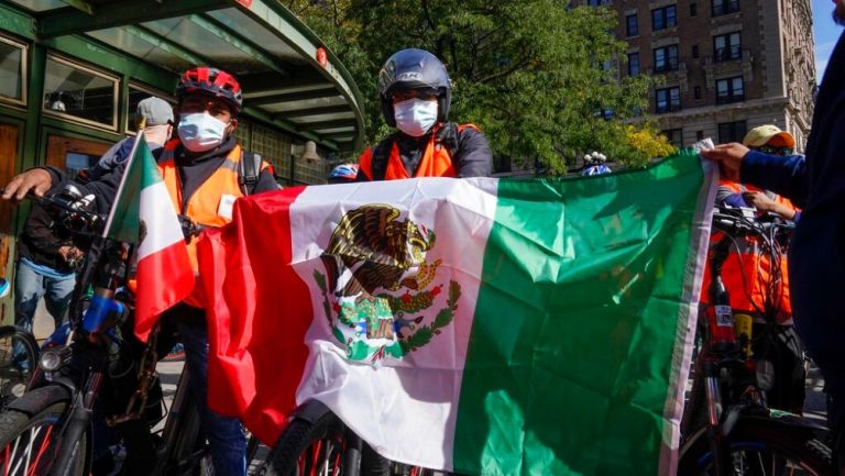 Repartidor con bandera de México