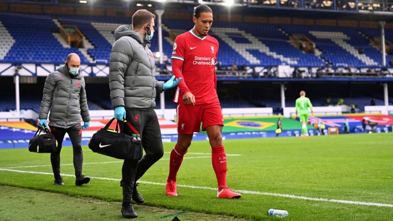 Virgil Van Dijk sale del duelo ante el Everton 