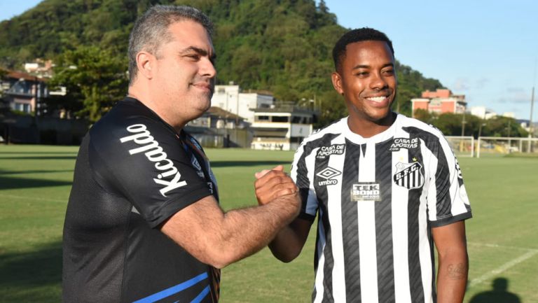 Robinho tras firmar su contrato con Santos de Brasil 